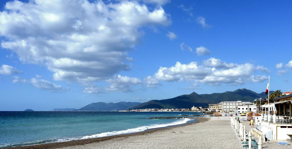 Hotel Continental Pietra Ligure Esterno foto